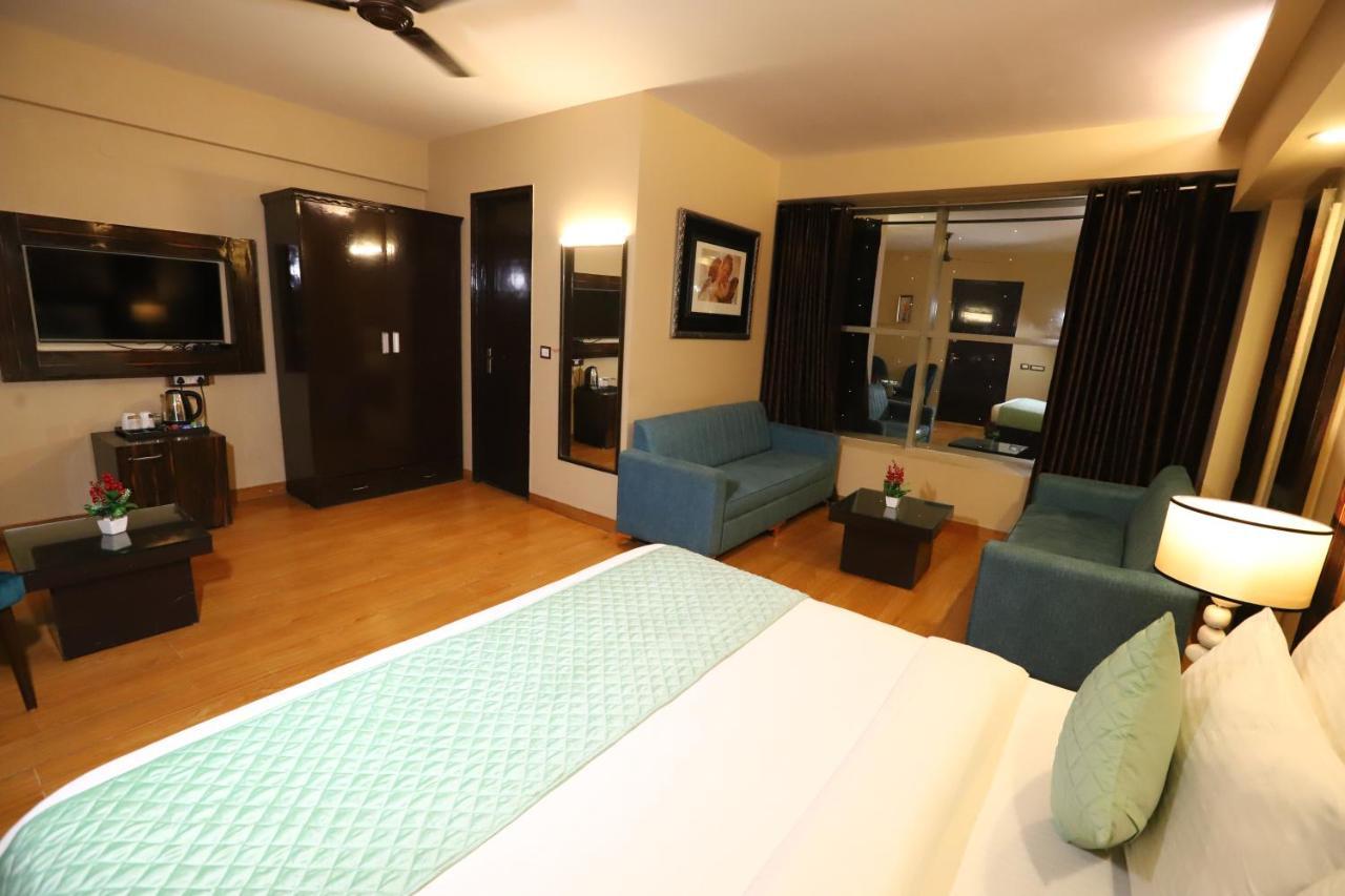 The Palm Spring A Boutique Hotel Naraina Neu-Delhi Exterior foto
