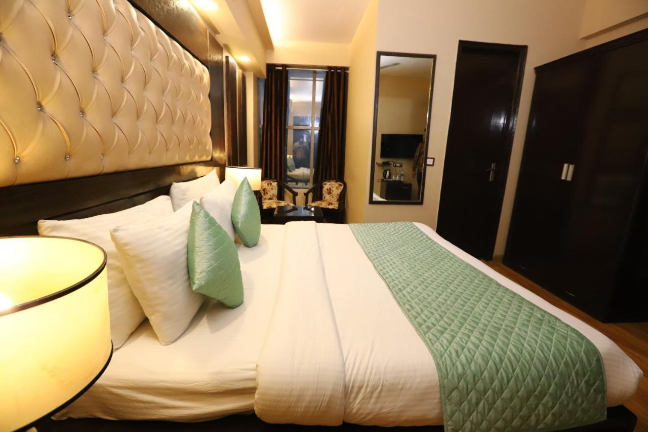 The Palm Spring A Boutique Hotel Naraina Neu-Delhi Exterior foto