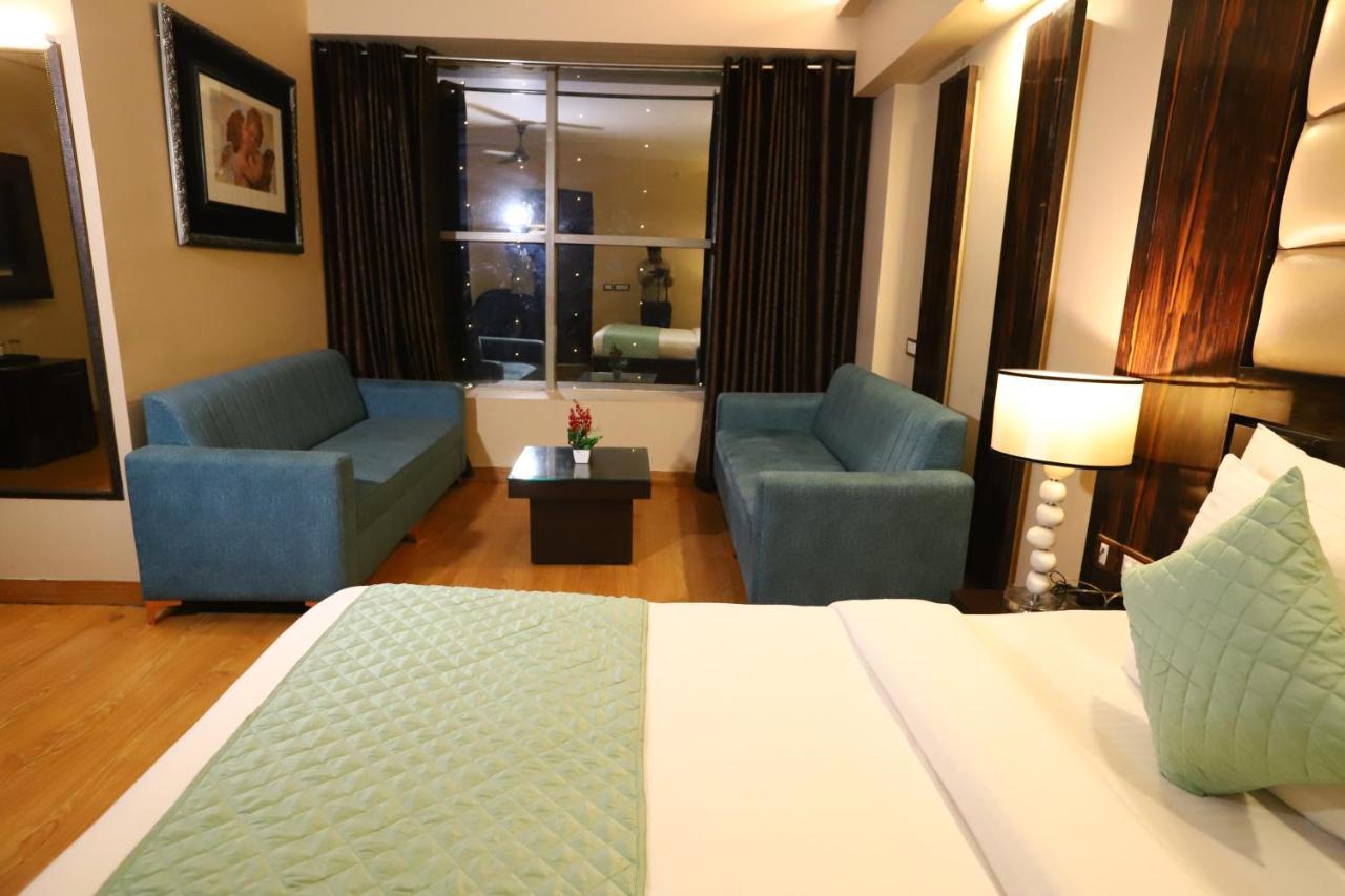 The Palm Spring A Boutique Hotel Naraina Neu-Delhi Exterior foto